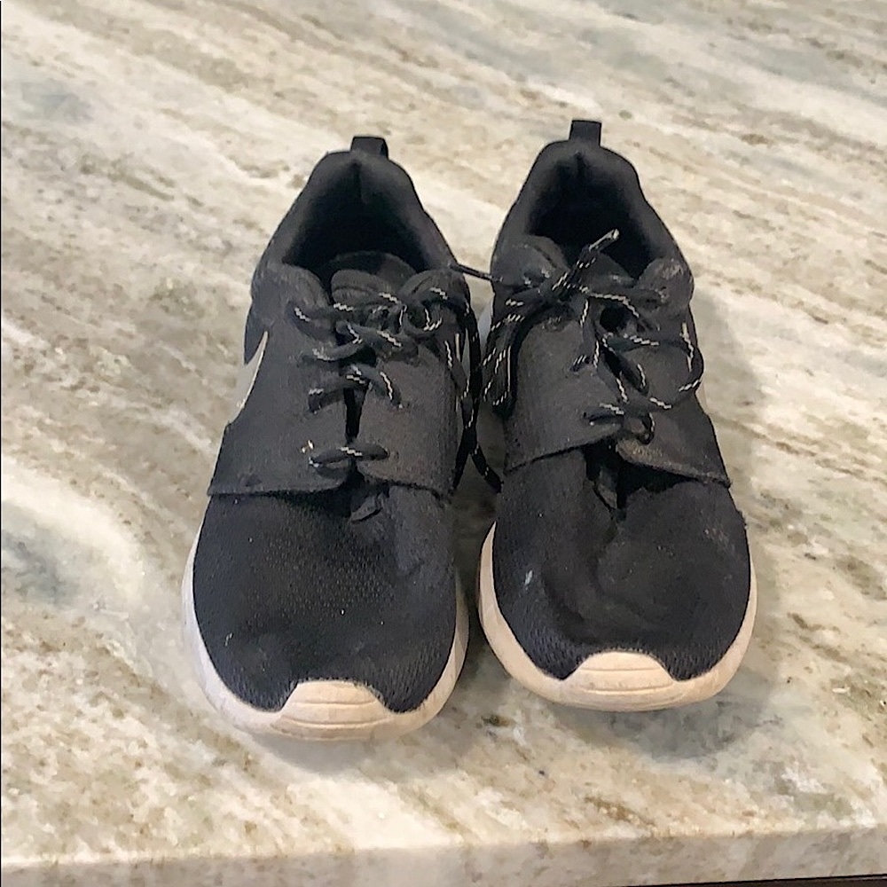 Black Nike tennis shoes